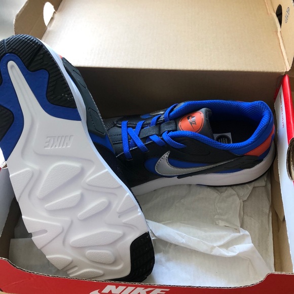 Nike kids shoes size 2 - Picture 2 of 6